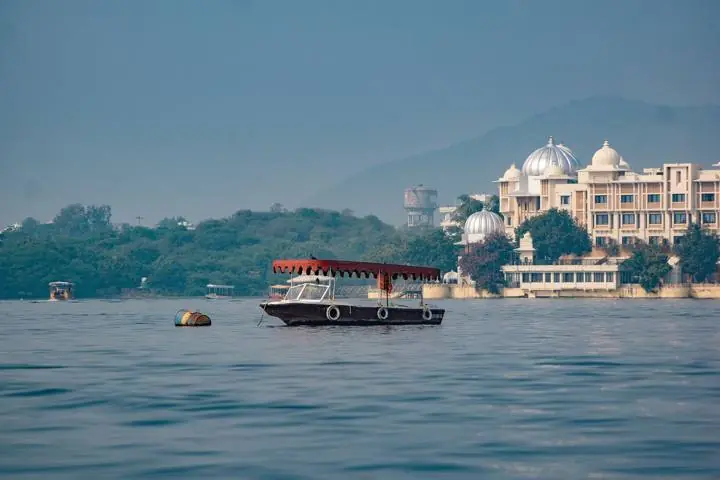 Sunset boat on Pichola
